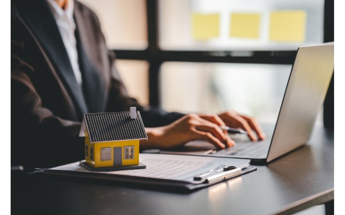 Florida Real Estate License Course: Online vs In-Person Options